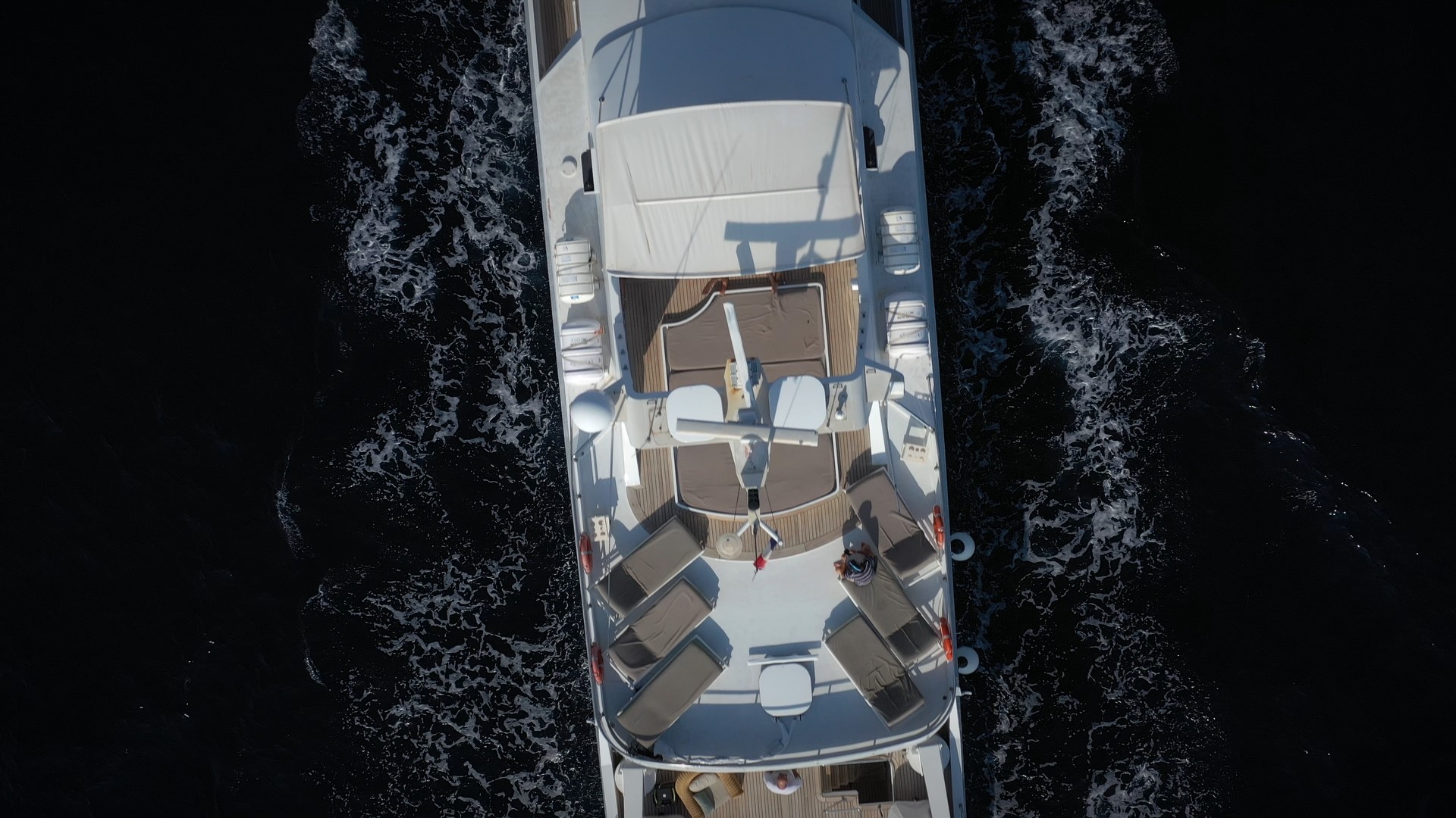 OneWeb Maritime antennas on a superyacht